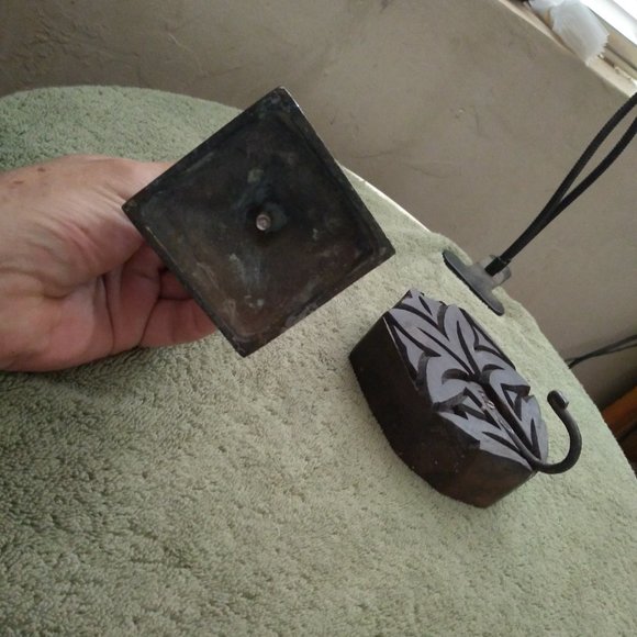 Vintage brass candle and hook keyhole display - Picture 3 of 6